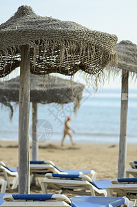 海滩雨伞 家具 沙滩伞 夏天 晴天 季节 蓝色的 放松 木头图片