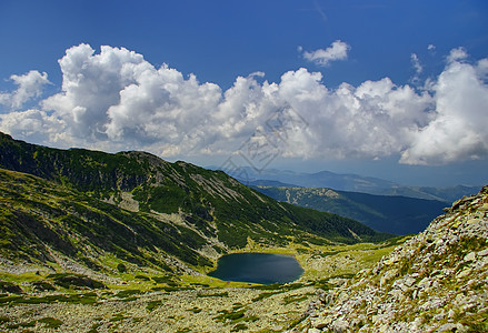 山中高山湖图片