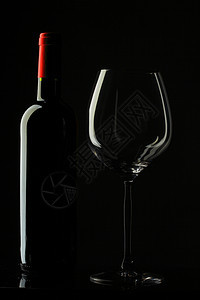 红酒玻璃双周黑背景 饮料 餐厅 侍酒师 葡萄园 葡萄 品尝图片