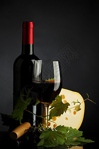 黑色红酒和奶酪 奶制品 饮料 玻璃 酒厂 羊乳干酪 布里干酪图片