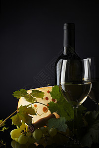 黑色白葡萄酒和奶酪 吃 夏天 野餐 木板 意大利图片