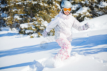 冬季假期 滑雪女孩 乐趣 训练 阿尔卑斯山 孩子 运动 冬天图片