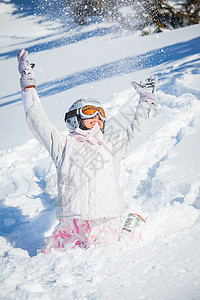 冬季假期 滑雪女孩 高山 训练 寒冷的 风镜 头盔 山图片
