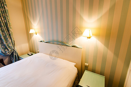 带双床的旅馆房间 双胞胎 枕头 酒店 桌子 床单 灯图片