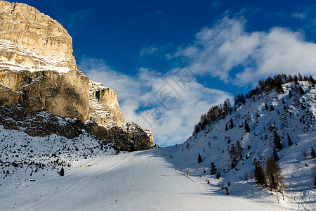 在 Colfosco Alta Badia 滑雪胜地的斜坡 运动 阳光图片