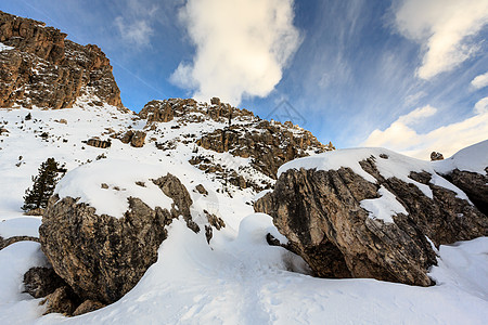 科尔弗斯科滑雪度假胜地上的洛基山脉 多岛阿尔塔巴迪亚 闲暇 寒冷的图片