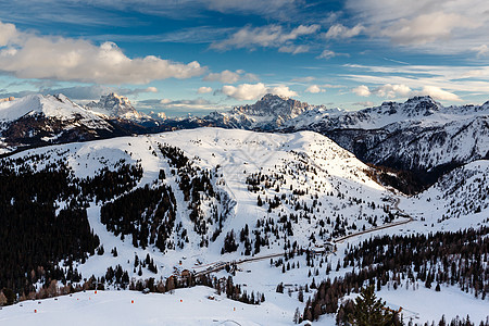 多洛米特阿拉巴滑雪度假胜地附近坎波隆戈山谷图片