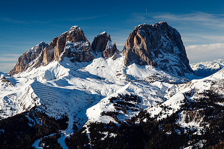 Canazei Dolomites阿尔卑斯山滑雪度假胜地的Passo Sella峰图片