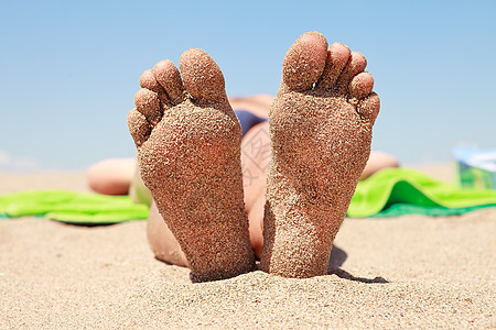 满是沙子的雄脚下 天空 假期 阳光 身体的一部分图片