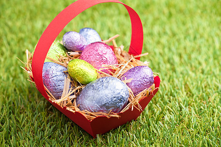 带巧克力复活节鸡蛋的红篮子 喜庆的 鲜艳的色彩 食物 假期图片
