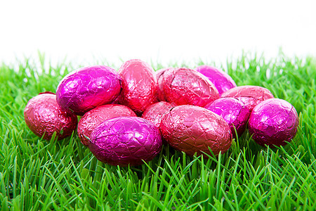 草地上的粉巧克力蛋 鸡 假期 绿色的 纸背景图片