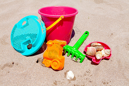 彩色塑料沙滩玩具 海洋 孩子 壳 齿轮背景图片