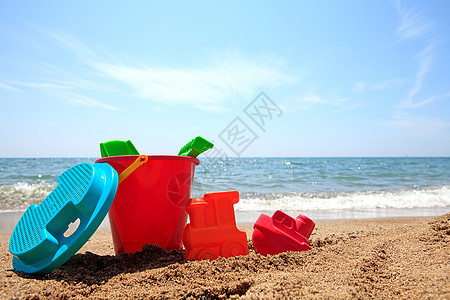 海滩上多彩多彩的塑料玩具 阳光 晴天 海洋 夏天背景图片