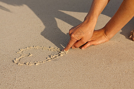 在沙滩上暑假用沙子手工写作 乐趣 户外的 旅行 海洋图片