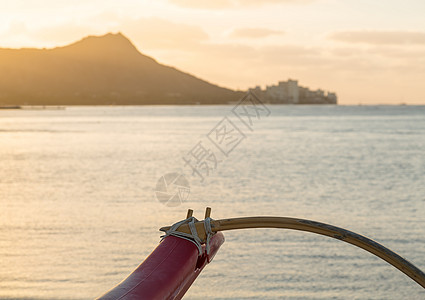 从夏威夷Waikiki山的钻石头上空升起 水 蓝色的图片