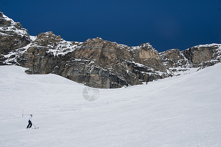 在马特霍恩山下滑雪图片