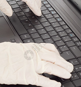 计算机上的人打字 健康保险 全球资讯网 电脑 网络 键盘图片