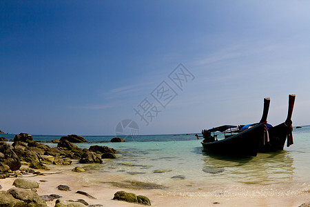 泰国海滩 蓝色的水 夏天 旅行 停泊 长尾巴 船 海洋背景图片