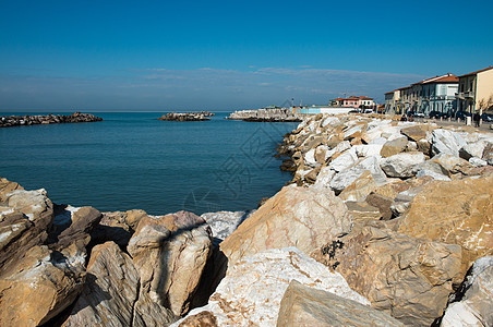 意大利海岸的岩石和家园图片