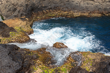 海岩波浪海岩正在冲破强大的波浪背景