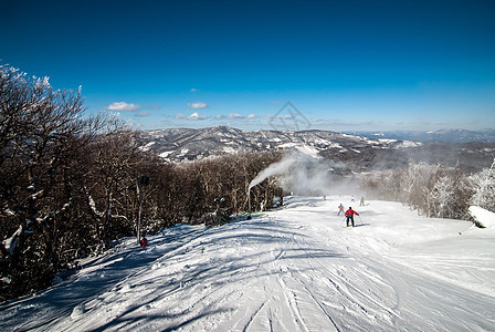 在滑雪度假胜地 运动 酒店 岩石 天空 山脉图片