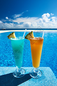 游泳池附近的鸡尾酒 蓝色的 库拉索 热带 自然 南马累环礁 寒冷的图片