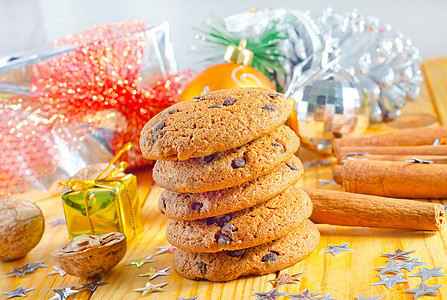 饼干和圣诞节装饰 盘子 蛋糕 姜饼 传统 蔓越莓 绑在一起图片