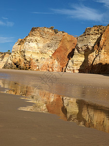 葡萄牙阿尔加维海岸多彩的岩石和美丽的沙子 晴天 洞穴图片