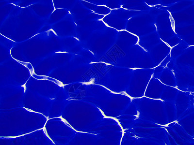 深蓝色游泳池水图片