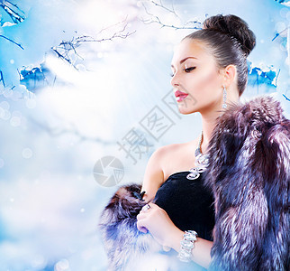 豪华富皮外套中的冬季妇女 皮肤 头发 制作 天气图片