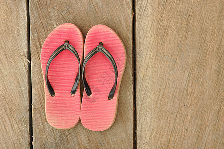 木制板上红色的红用翻滚拖鞋 衣服 海 热带 春天图片