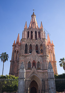 粉红色的 Parroquia 大天使教堂圣米格尔墨西哥白天图片