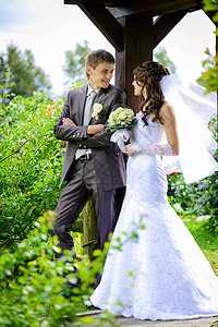 户外新娘和新郎 浪漫 花束 笑 庆典 婚礼 假期 乐趣图片
