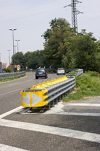 路 出口 穿越 高速公路 交通 汽车 路障图片