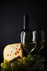 黑色白葡萄酒和奶酪 木板 酒厂 羊乳干酪 健康 喝图片