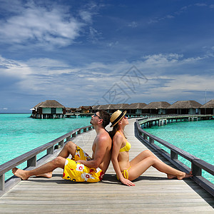 马尔代夫海滩码头的一对夫妇 异国情调 享受 爱 天空图片