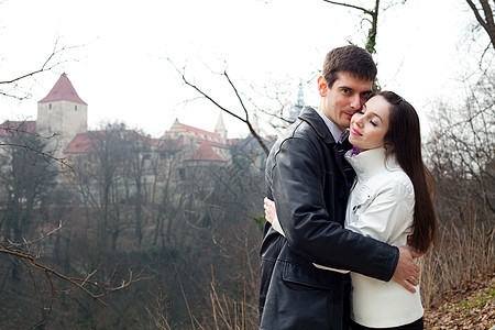 布拉格市美丽的年轻爱情情侣 自由 假期 脸 紫色的图片