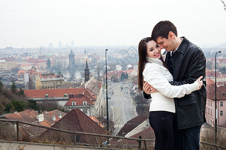 布拉格市美丽的年轻爱情情侣 亲热 喜悦 手臂图片
