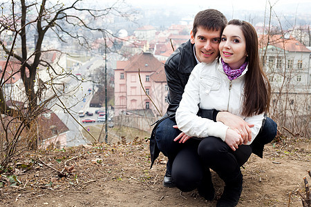 布拉格市美丽的年轻爱情情侣 手臂 笑 喜悦 妻子图片