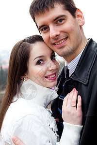 布拉格市美丽的年轻爱情情侣 夫妻 亲热 紫色的 青年图片
