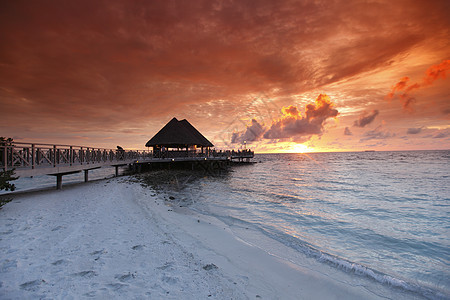 日落时的海滩和热带房屋 建筑 异国情调 天空 假期 家图片