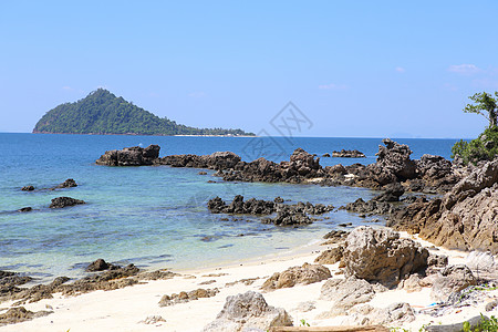 沙滩上有岩石和蓝色天空 泰国 海岸线 萨米特 海滩图片