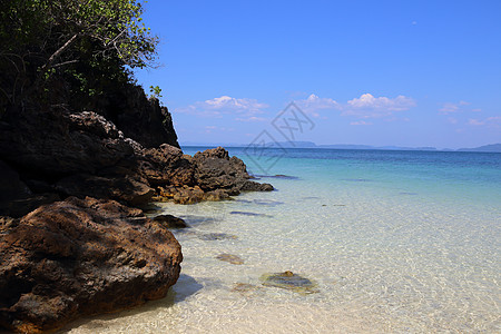 沙滩上有岩石和蓝色天空 泰国 夏天 闲暇 海湾图片