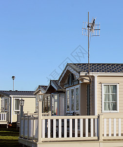 拖车公园现代大篷车 草 夏天 天空 日光图片