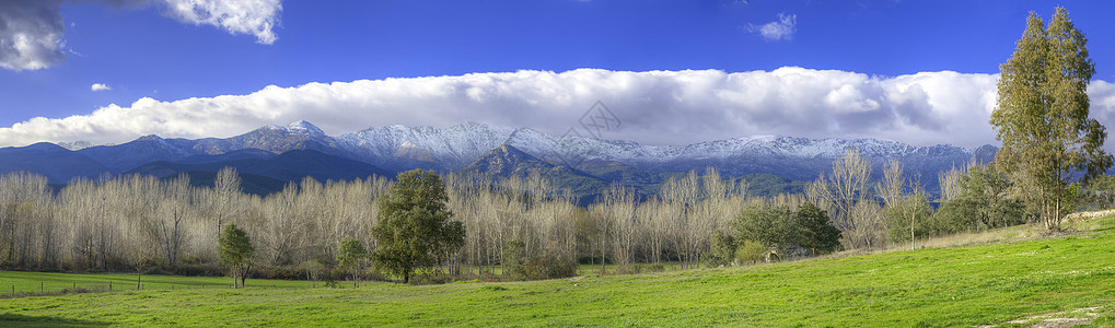 西班牙阿维拉 塞拉德格雷多斯的雪山和绿谷图片