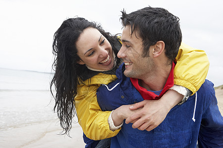 在爱的海滩上快乐的情侣 湿的 天 沉淀 假期 享受图片