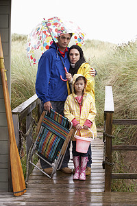 带雨伞的海滩上家庭 男人 海滨 女孩 沉淀 倒霉的图片