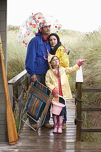 带雨伞的海滩上家庭 天 男人 毁坏 沉淀 相机图片