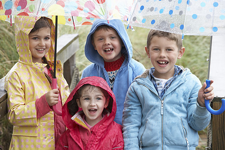 带雨伞的儿童 微笑 相机 兄弟 快乐的 水平的 沉淀图片