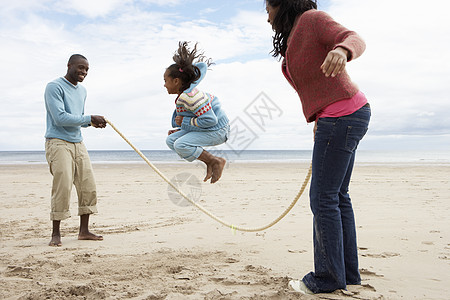 家庭在海滩玩 享受 笑 快乐的 微笑 绳索 海滨 水平的图片